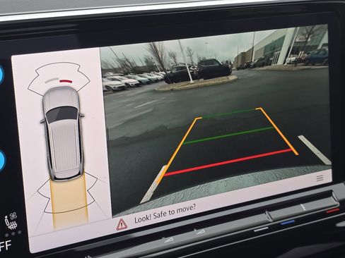 Used 2025 Volkswagen Atlas SE image 3