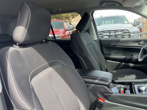 Used 2023 Jeep Grand Cherokee Laredo image 21