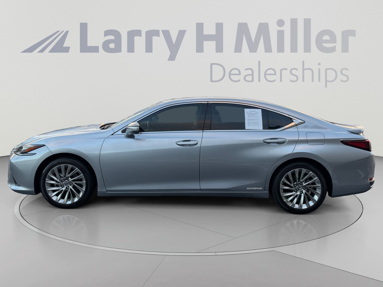 Used 2022 Lexus ES 300h w/ Accessory Package FWD image 2