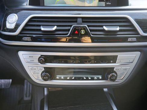 Used 2021 BMW 750i xDrive w/ Executive Package image 25