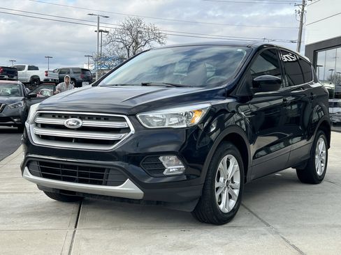 Used 2017 Ford Escape SE image 3