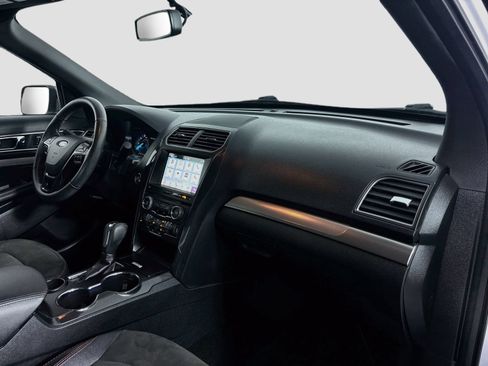 Used 2018 Ford Explorer XLT w/ Equipment Group 202A FWD image 30