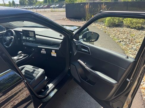 New 2025 Mitsubishi Outlander SE image 11