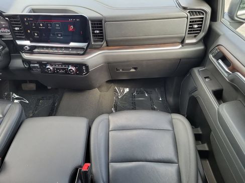 Used 2025 GMC Sierra 1500 SLT AWD/4WD image 18