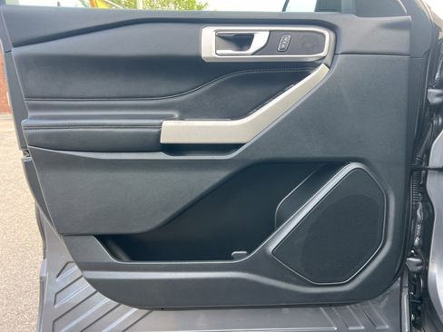 Used 2022 Ford Explorer XLT w/ Equipment Group 202A image 11