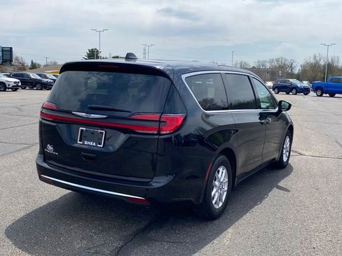 Used 2024 Chrysler Pacifica Touring-L FWD image 3