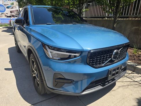 Used 2024 Volvo XC40 B5 Core AWD/4WD image 2