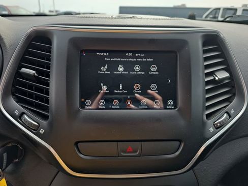 Used 2019 Jeep Cherokee Latitude w/ Cold Weather Group FWD image 20