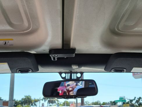 Used 2018 Jeep Wrangler Unlimited Sahara AWD/4WD image 18