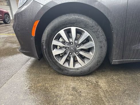 Used 2021 Chrysler Pacifica Touring-L image 26