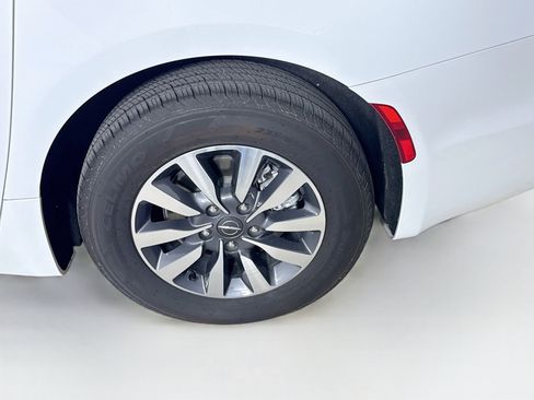 Used 2024 Chrysler Pacifica Limited FWD image 39
