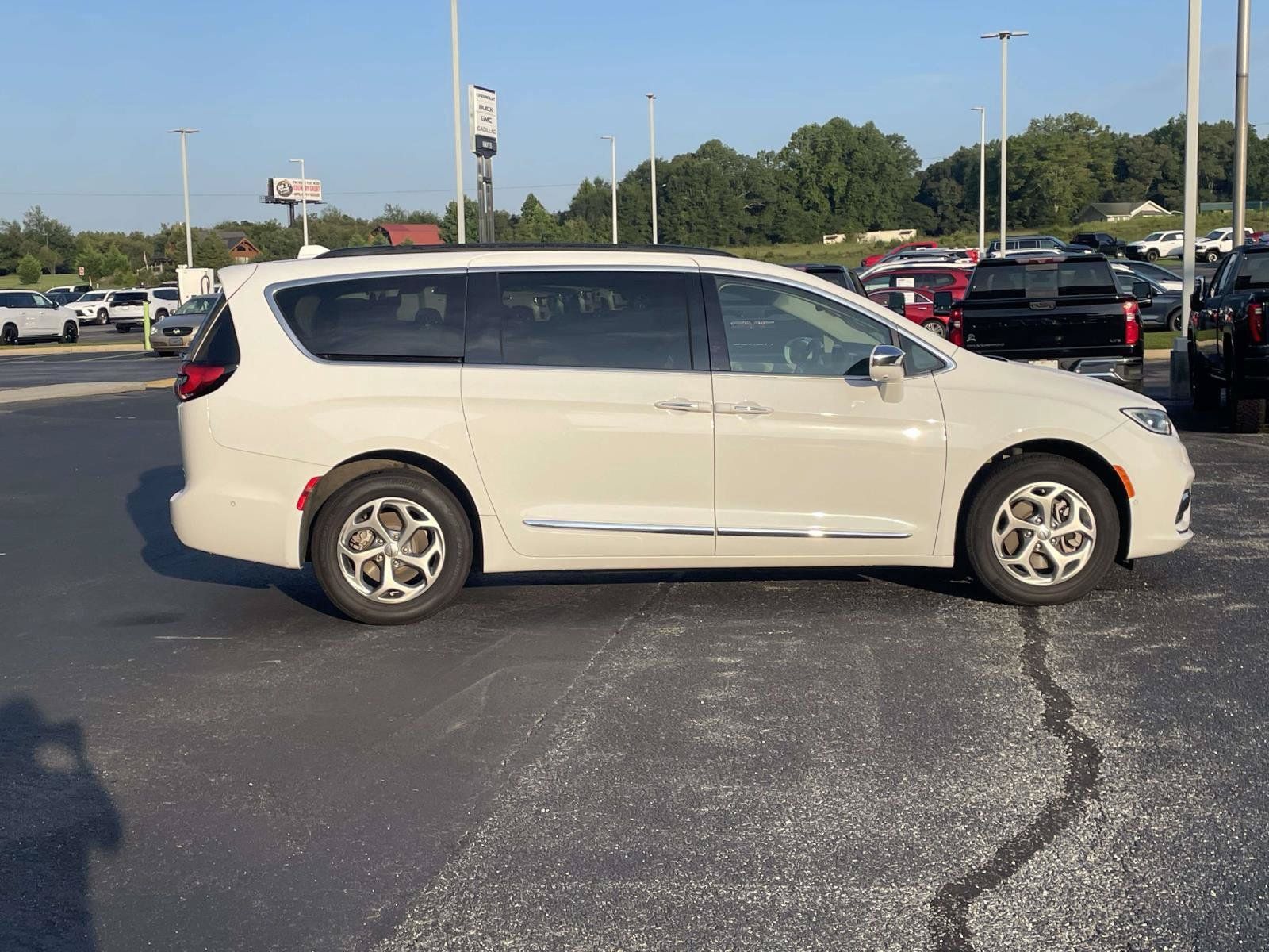 Certified 2022 Chrysler Pacifica Limited AWD/4WD image 2