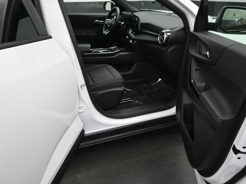 Used 2025 Chevrolet Equinox LT FWD image 13