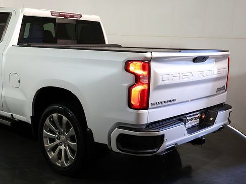 Used 2020 Chevrolet Silverado 1500 High Country w/ Technology Package AWD/4WD image 12
