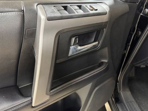 Used 2017 Toyota 4Runner SR5 AWD/4WD image 7
