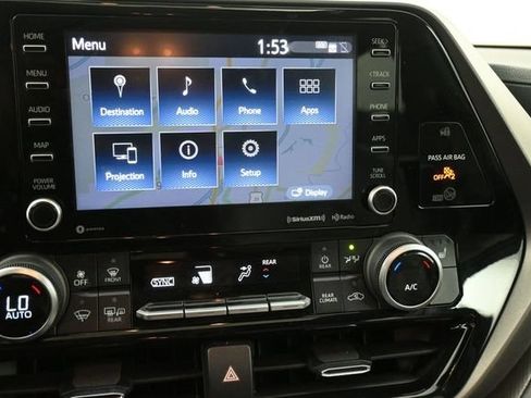 Used 2022 Toyota Highlander XLE AWD/4WD image 11