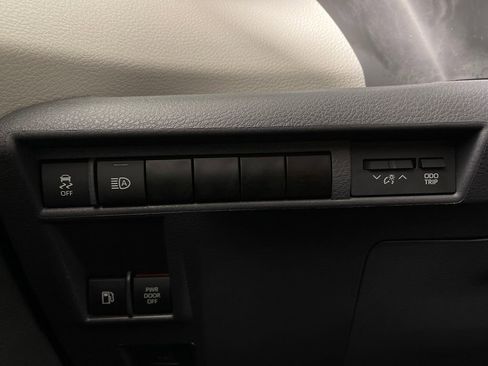 Certified 2024 Toyota Sienna XLE image 28