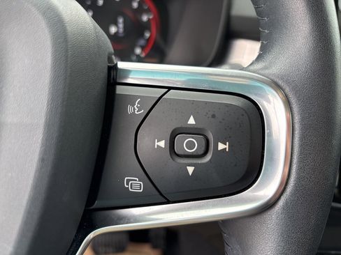 Used 2020 Volvo XC40 T5 Momentum w/ Protection Package Premier image 26