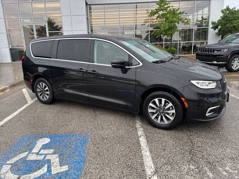 Used 2023 Chrysler Pacifica Touring-L FWD image 33