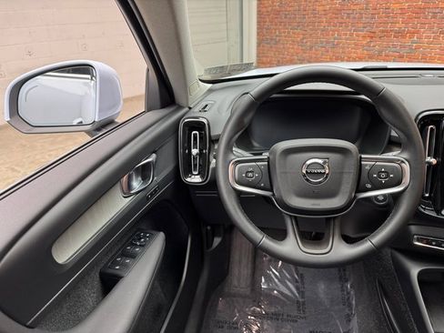 Used 2025 Volvo XC40 B5 Core image 13