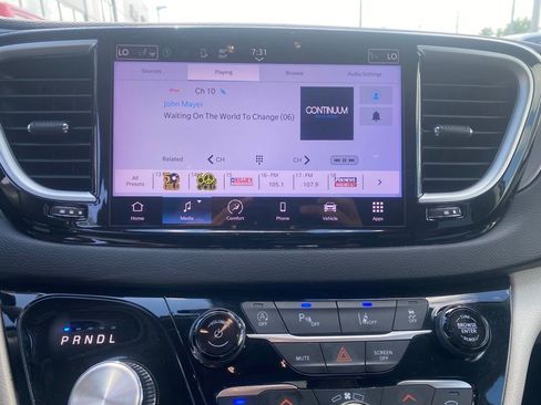 Used 2023 Chrysler Pacifica Touring-L FWD image 21