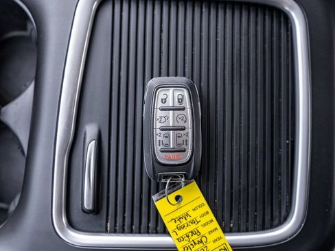 Used 2024 Chrysler Pacifica Touring-L FWD image 32