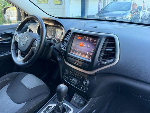 Used 2014 Jeep Cherokee Latitude w/ Comfort/Convenience Group FWD image 38