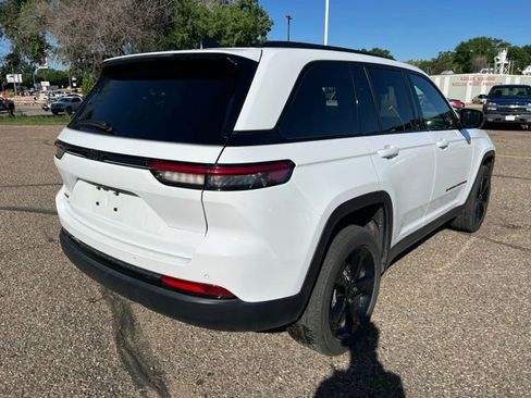 Used 2022 Jeep Grand Cherokee Altitude AWD/4WD image 8