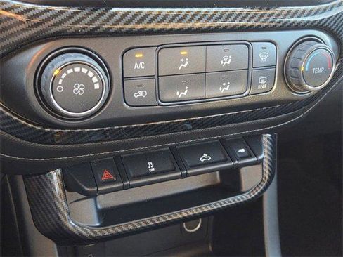 Used 2015 GMC Canyon SLE image 18