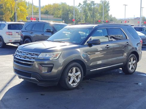 Used 2018 Ford Explorer XLT image 3