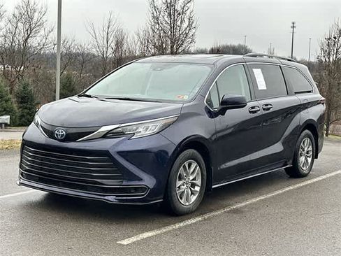 Used 2022 Toyota Sienna LE image 1