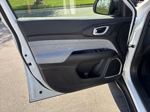 Certified 2025 Jeep Compass Latitude image 14