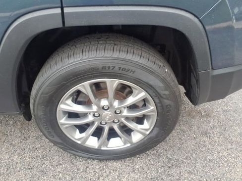Used 2019 Jeep Cherokee Latitude Plus w/ Comfort/Convenience Group AWD/4WD image 25