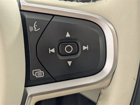 Used 2022 Volvo XC60 B5 Momentum image 17