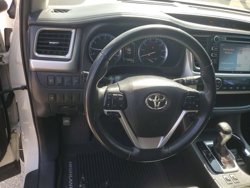 Used 2019 Toyota Highlander SE FWD image 17