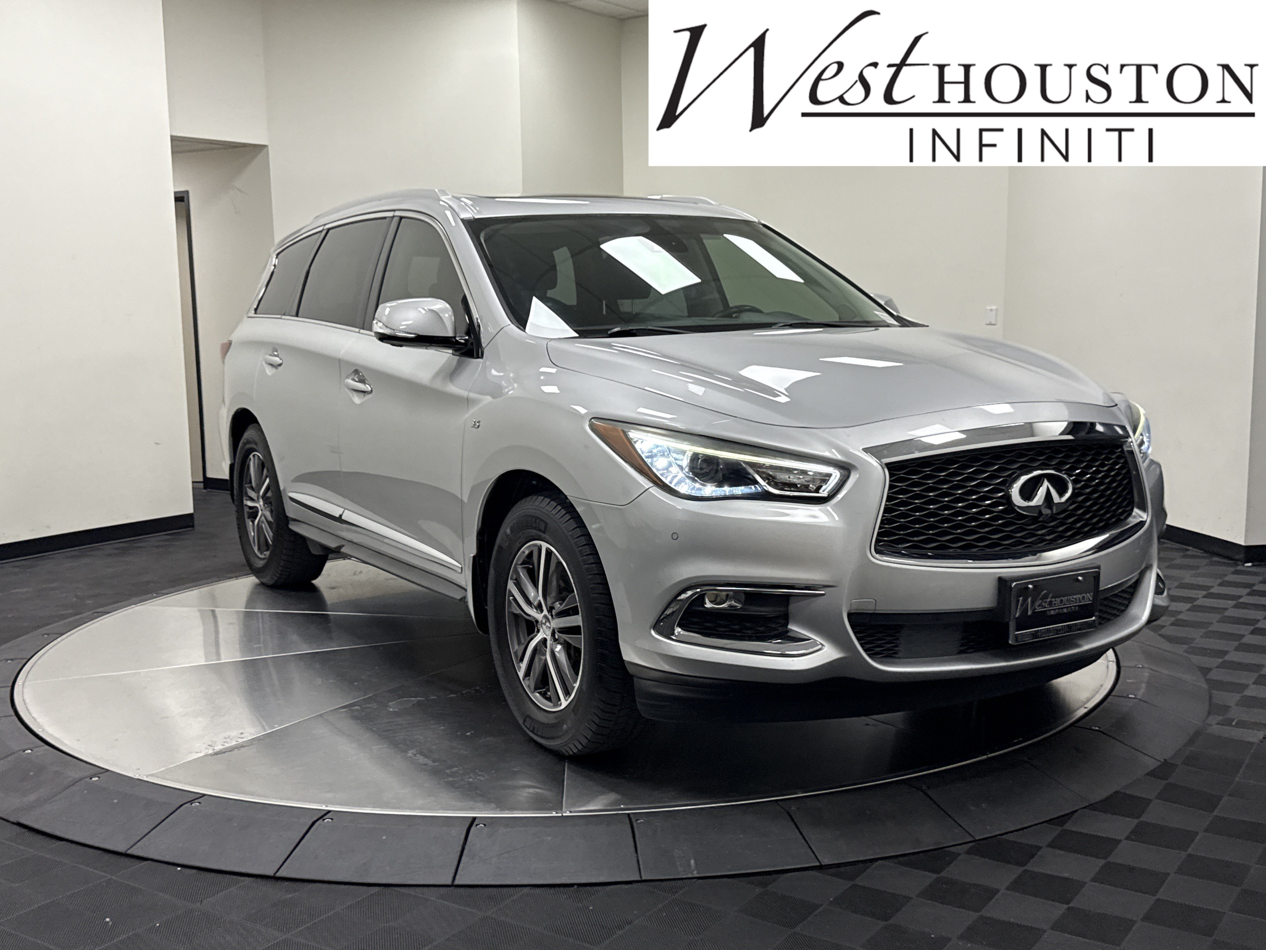 Used 2019 INFINITI QX60 Luxe w/ Essential Package FWD image 1