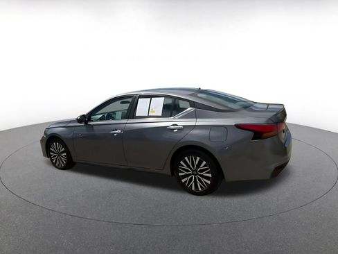 Used 2025 Nissan Altima 2.5 SV FWD image 9