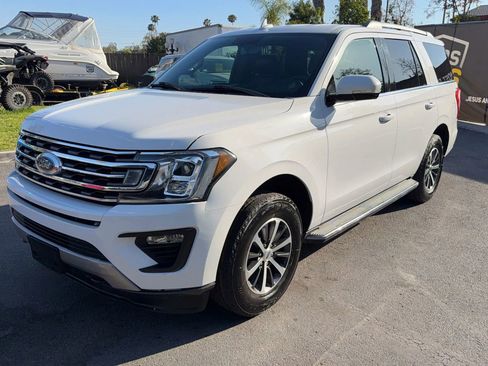 Used 2018 Ford Expedition XLT w/ Equipment Group 202A AWD/4WD image 4