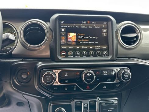 Used 2023 Jeep Gladiator Overland image 15