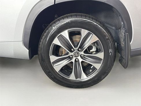 Used 2023 Toyota Highlander XLE image 32