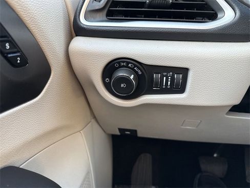 Used 2024 Chrysler Pacifica Touring-L image 17