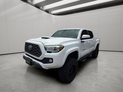 Used 2020 Toyota Tacoma TRD Sport w/ Technology Package AWD/4WD image 2