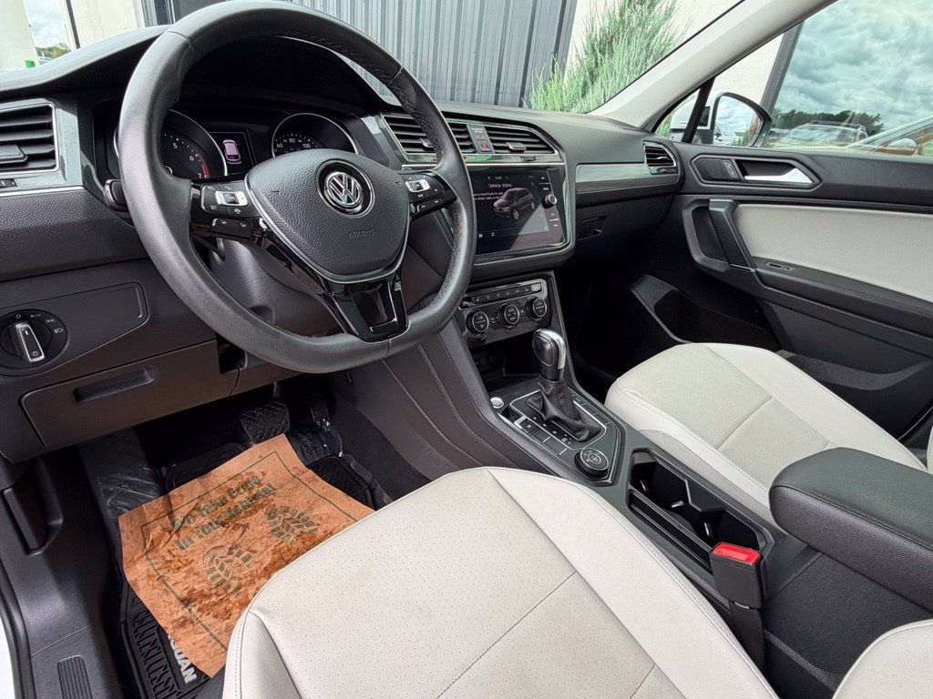 Used 2020 Volkswagen Tiguan SE w/ Panoramic Sunroof Package AWD/4WD image 11
