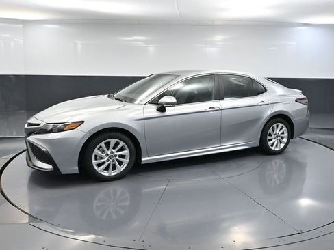 Used 2024 Toyota Camry SE image 9