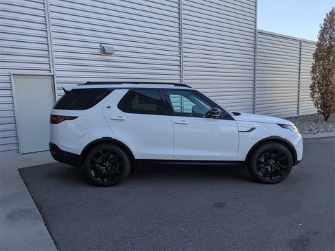 Used 2025 Land Rover Discovery S image 9