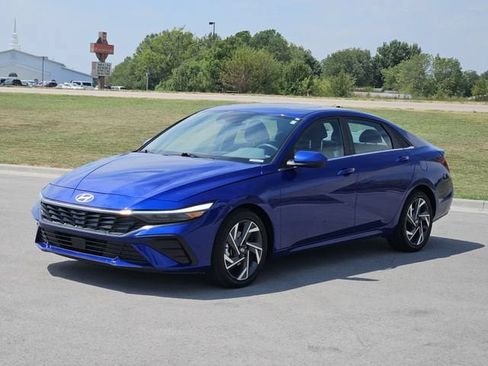 Used 2025 Hyundai Elantra SEL FWD image 3