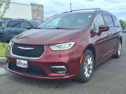 Used 2021 Chrysler Pacifica Touring-L w/ Uconnect Theater Family Group FWD image 2