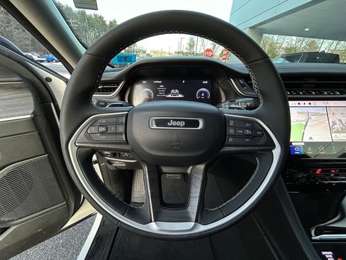 Certified 2023 Jeep Grand Cherokee Limited w/ Black Appearance Package image 25