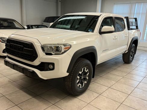 Used 2017 Toyota Tacoma TRD Off-Road w/ Tow Package (A/T) image 3