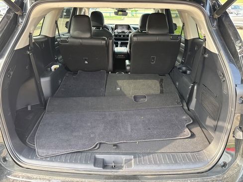 Used 2021 Toyota Highlander XLE FWD image 10